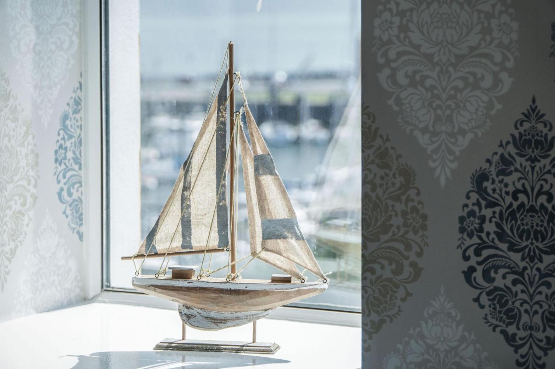 Harbour View - 2 Bedroom Apartment - ミルフォード・ヘブン エクステリア 写真