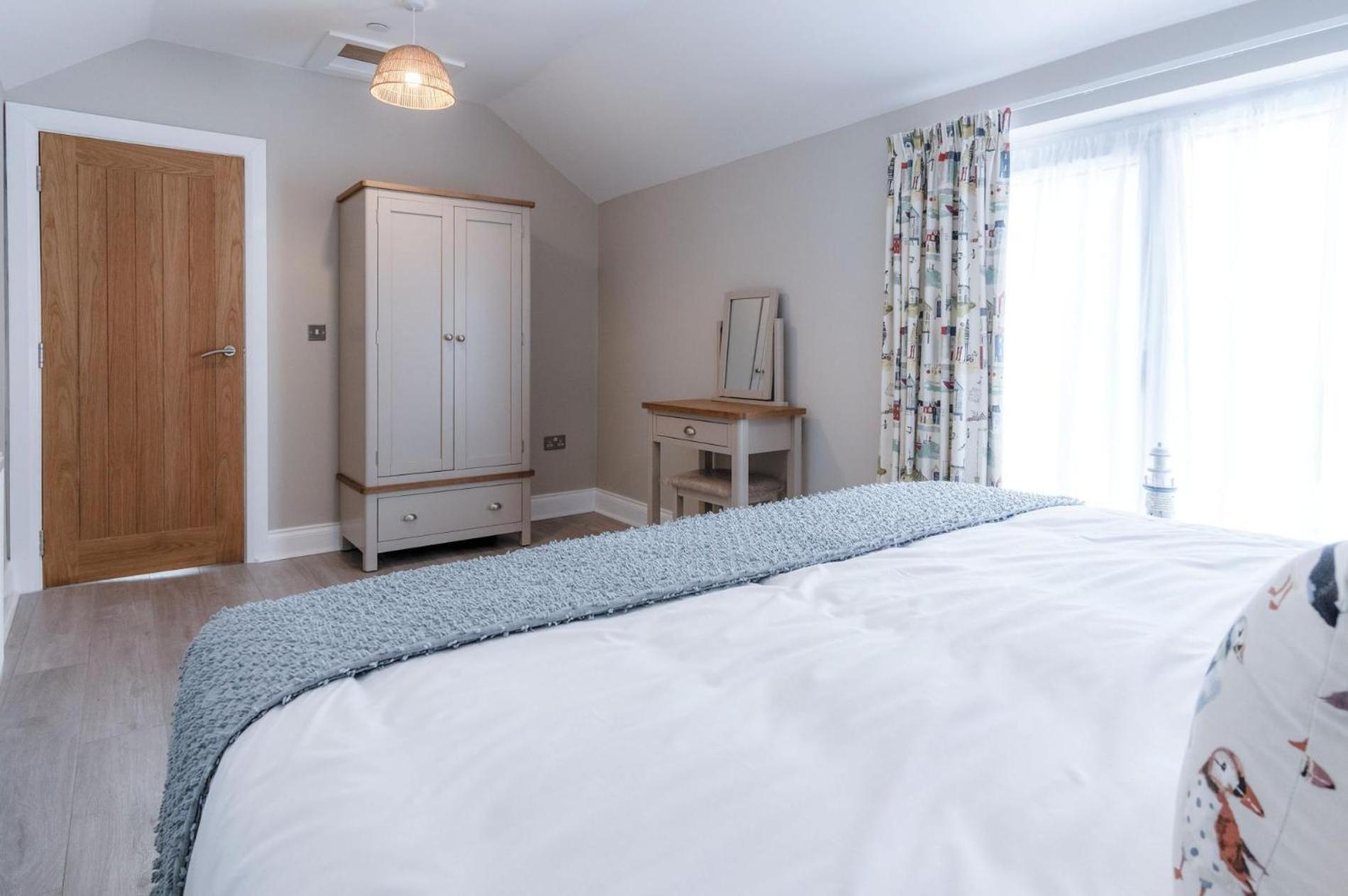 Harbour View - 2 Bedroom Apartment - ミルフォード・ヘブン エクステリア 写真