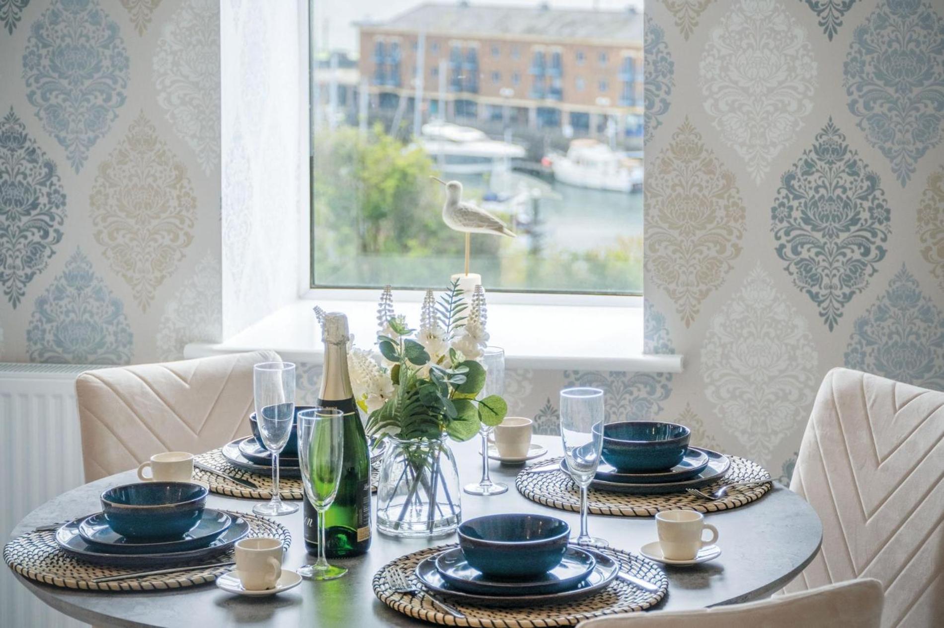 Harbour View - 2 Bedroom Apartment - ミルフォード・ヘブン エクステリア 写真