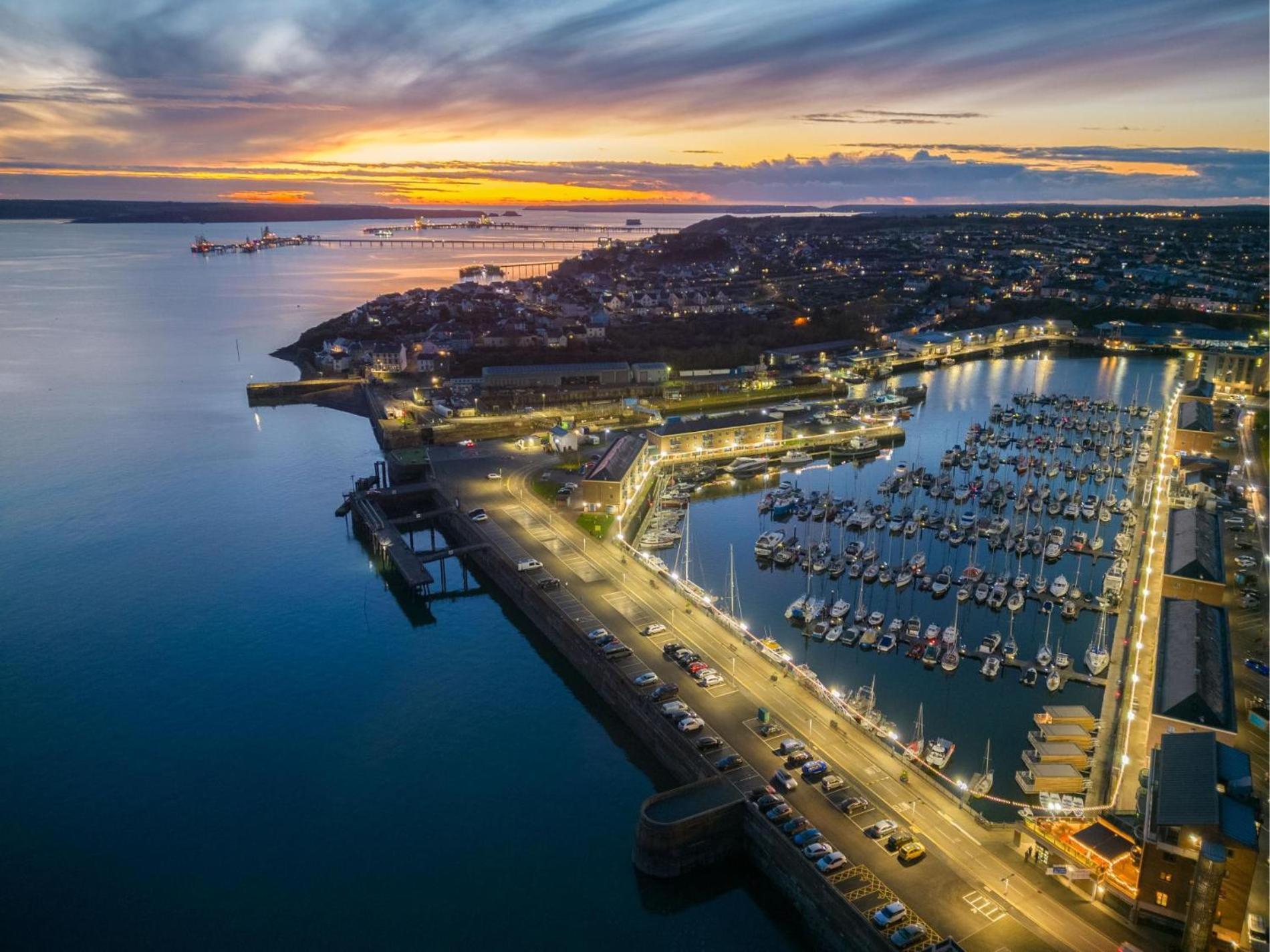 Harbour View - 2 Bedroom Apartment - ミルフォード・ヘブン エクステリア 写真