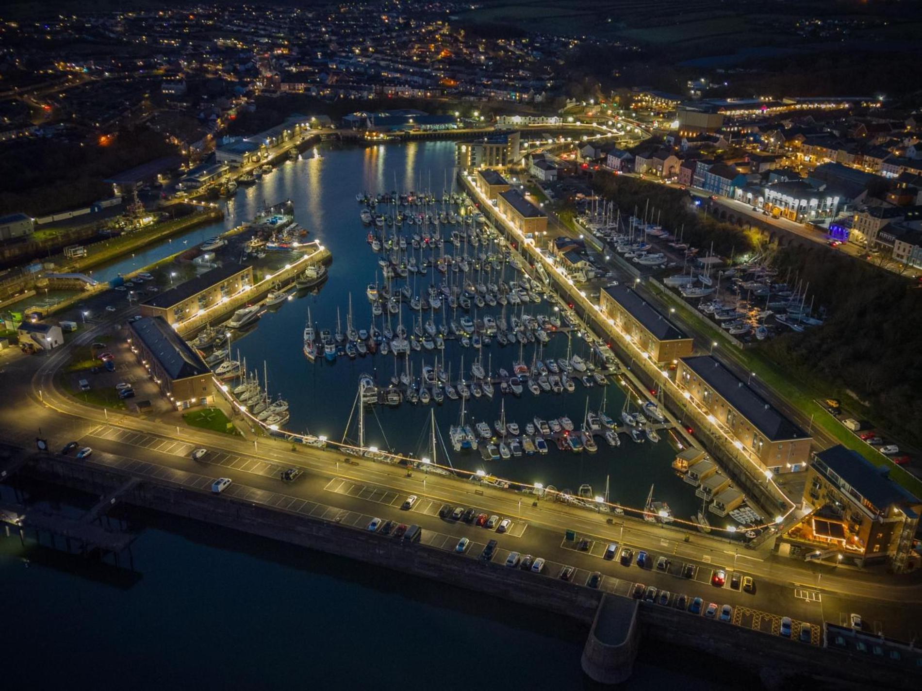 Harbour View - 2 Bedroom Apartment - ミルフォード・ヘブン エクステリア 写真