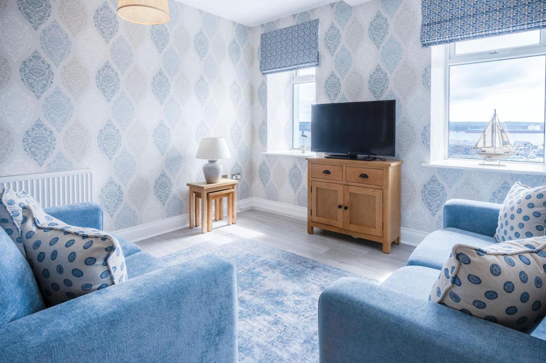 Harbour View - 2 Bedroom Apartment - ミルフォード・ヘブン エクステリア 写真